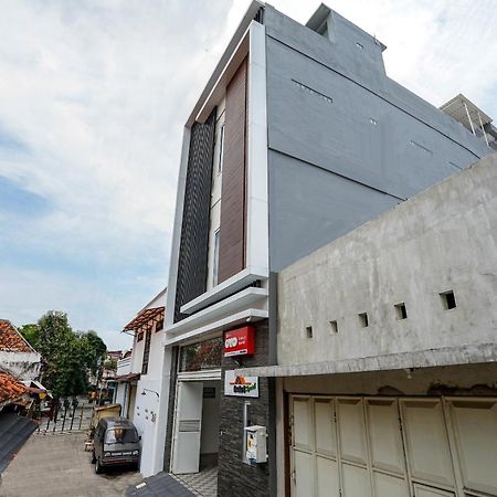 Oyo614格拉哈8号伊斯兰酒店 泗水 外观 照片