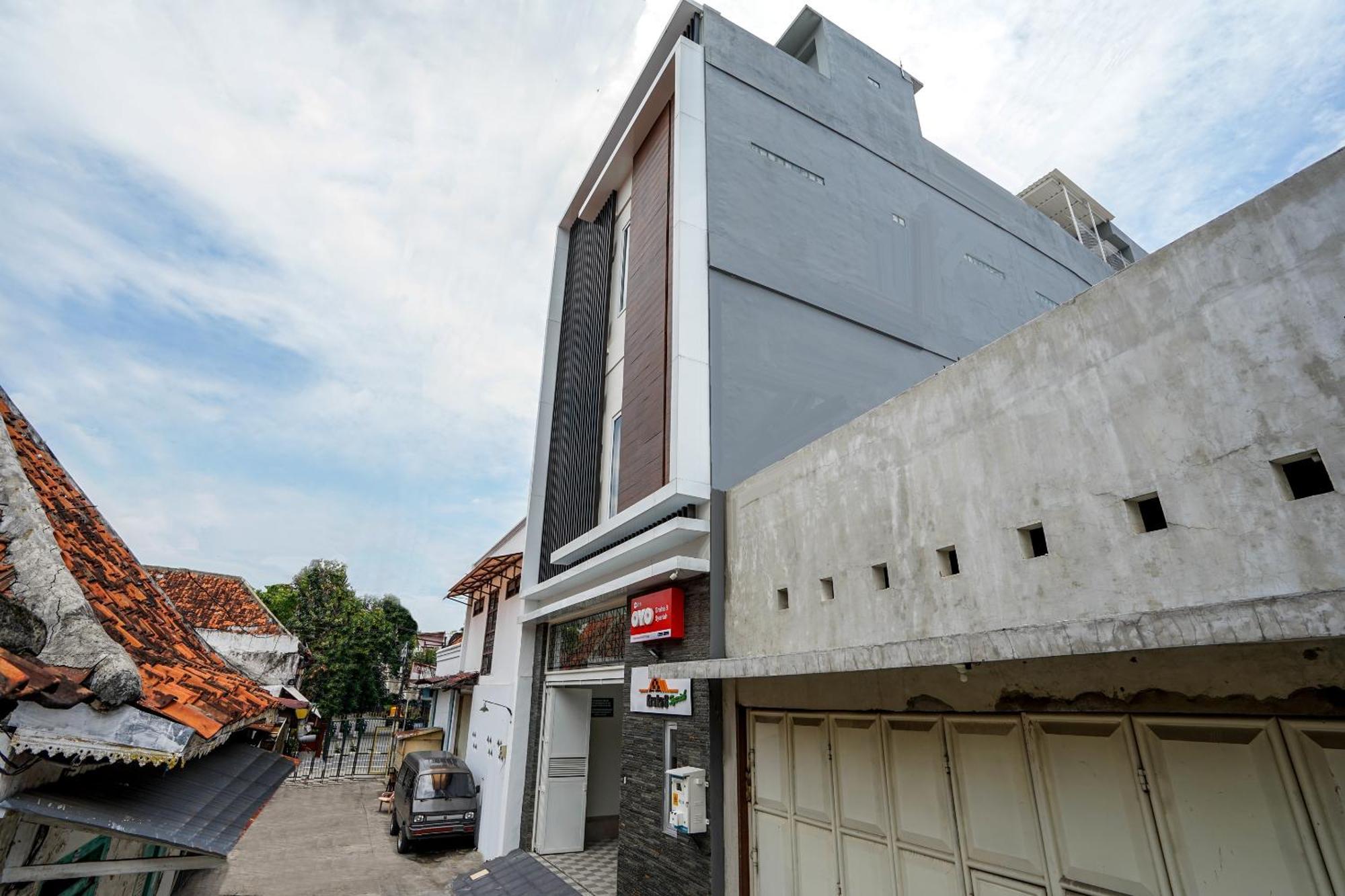 Oyo614格拉哈8号伊斯兰酒店 泗水 外观 照片