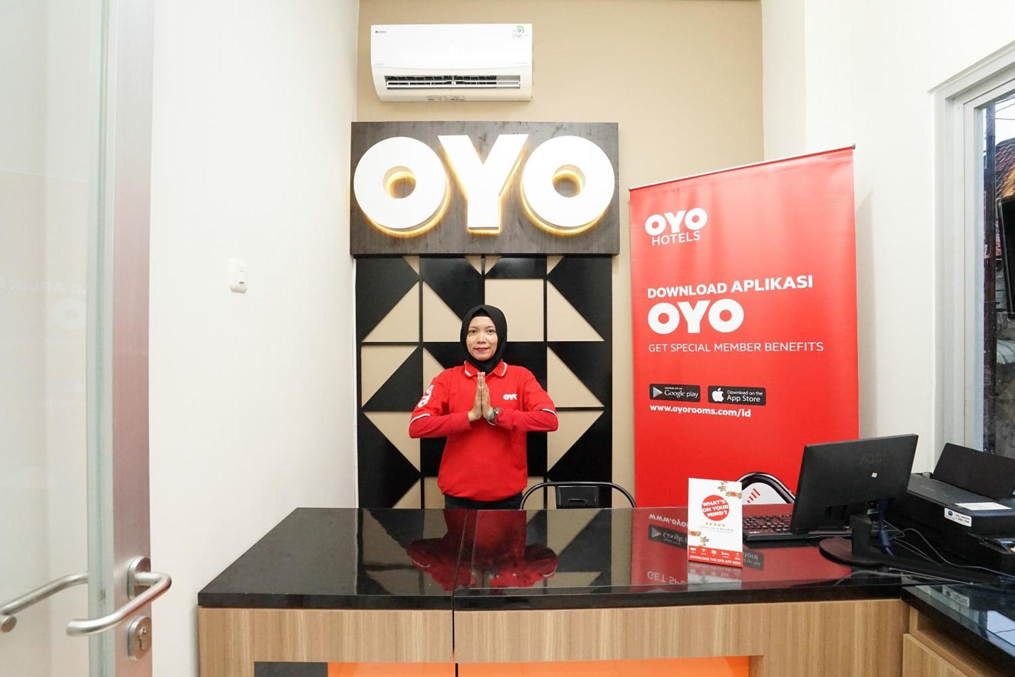 Oyo614格拉哈8号伊斯兰酒店 泗水 外观 照片